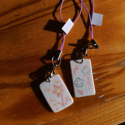 Брелок ручной работы с подглазурной росписью Fabrica